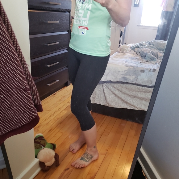 LULULEMON - Seamless Capris - Picture 9 of 9